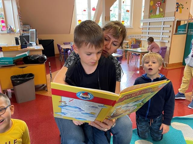 Dzieci podczas czytania